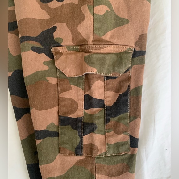Divided. H&M. Camo pants with large utility pocket on either side. Size 2. - Picture 5 of 6